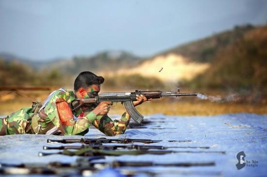 孟加拉国士兵使用中国81-1式自动步枪。孟加拉国陆军的主要步兵武器都由中国提供，孟加拉国也是唯一由中国提供了全套81-1式自动步枪生产线的国家，能够自行生产中国设计的81-1自动步枪。该国的中国造轻武器还有56式半自动步枪，56式自动步枪和56式轻机枪。