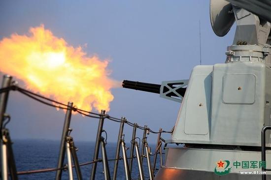 中国战舰近防炮对来袭“导弹”进行弹幕式拦阻射击。