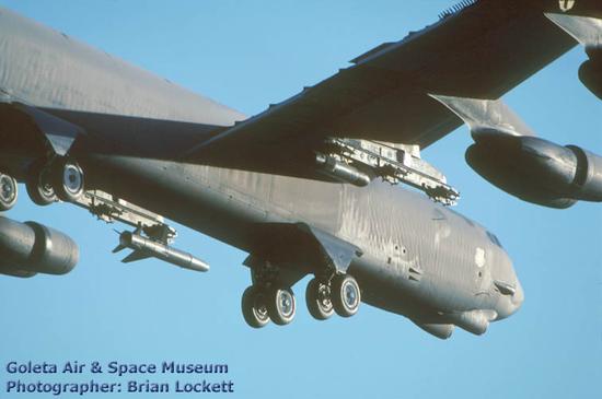 2004年伊拉克战争的时候，试验携带“蓝盾”吊舱的B-52H