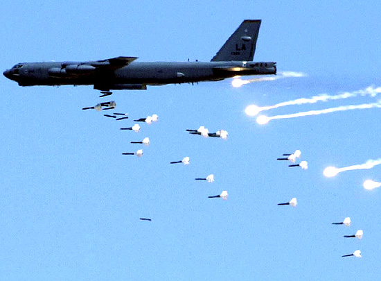 海湾战争，B-52低空投掷炸弹，注意边投弹还在边投放干扰弹，说明担心可能遇到防空导弹攻击。实际上轰炸机有很多自卫方法，只要战法合适，不必大幅度机动也能躲避导弹
