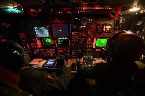 B-52H轰炸机领航员舱，注意左侧领航员面前的两块液晶显示器，主要用来方便使用各种精确制导弹药