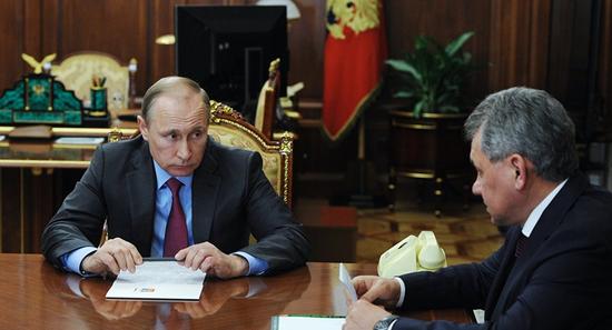 俄罗斯总统普京14日与国防部长和外交部长举行会晤。