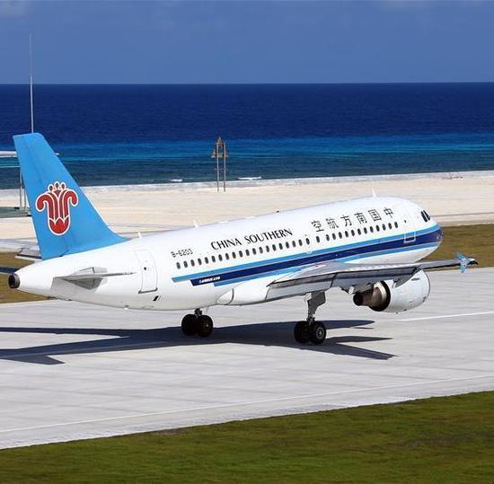 资料图:中国客机降落永暑礁