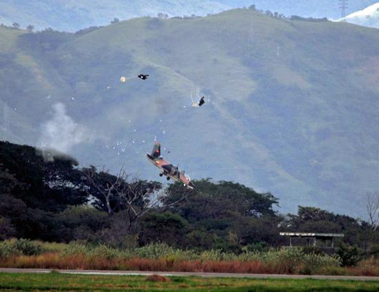 2012年11月27日，在参加建军纪念活动的飞行表演时坠毁的K-8教练机，两名飞行员成功弹射。 


