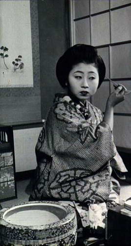 正在化妆的日本女人