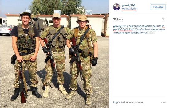 事实上俄罗斯军人和民间“志愿者”以及“私人军事承包商”已经有不少参加叙利亚作战,图为俄罗斯志愿者上传的在叙利亚霍尔姆斯的照片。可见他们装备比较“业余”,只有AKM自动步枪和可能是民版市场买来的装具