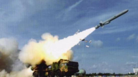 《简氏防务周刊》称,通过这张照片后方的大型球形雷达防风罩和其他建筑物可以判断这是在西沙群岛永兴岛