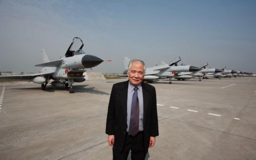 资料图:宋文骢在歼10飞机前留影