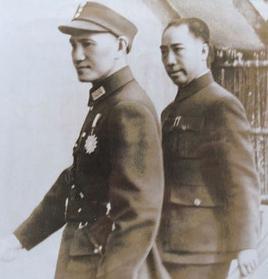 原文配图:戴笠跟随蒋介石。