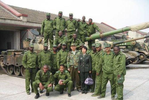 图为坦桑尼亚陆军坦克成员在石家庄陆军学院接受培训。