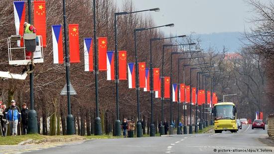 布拉格从机场到市中心的主干道旁挂起五星红旗,这是当时社会主义兄弟国家的领导人来访时的普遍做法。