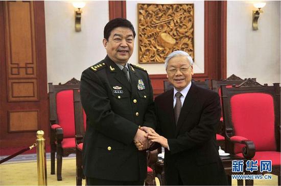27日，在越南河内，越共中央总书记阮富仲（右）会见来访的中国国务委员兼国防部长常万全。 新华社记者章建华摄