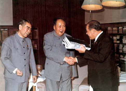 毛泽东送书给日本首相田中角荣(资料图)
