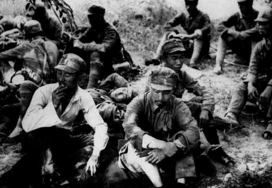 1941年,三八六旅旅长陈赓(前右)和参谋长周希汉(前左)在攻打榆社前小憩。