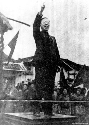 第二十一兵工厂厂长李承干在广场上带领员工唱厂歌