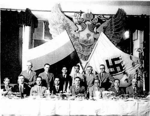 1934年,罗扎耶夫斯基(前排左二)在哈尔滨出席俄罗斯法西斯党宴会.