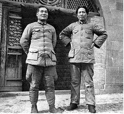 张国焘与毛泽东在延安合影(资料图)