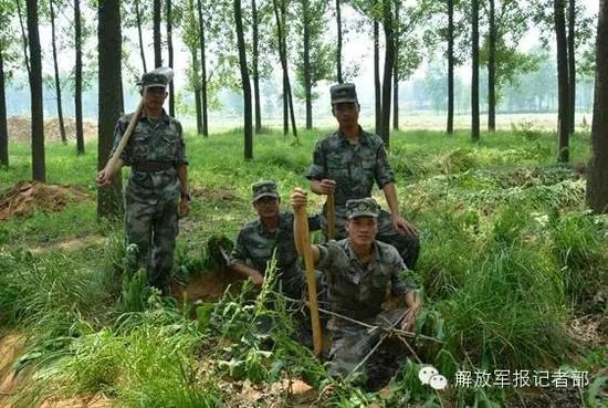 野外宿营,右后第一位为张文杰烈士。