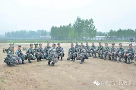 课目演示,左起第三位为张文杰烈士。