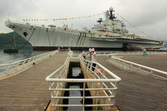 一航母赴舟山多艘海警船护卫