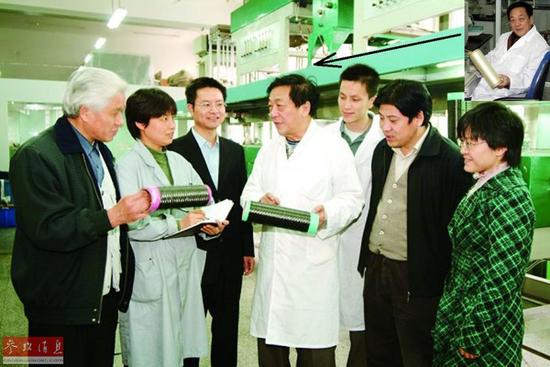 中国纺织大学(1999年改名为东华大学)潘鼎教授(居中)带领课题组艰苦攻关,先后突破原丝、工艺、强度、排废等多项难关。