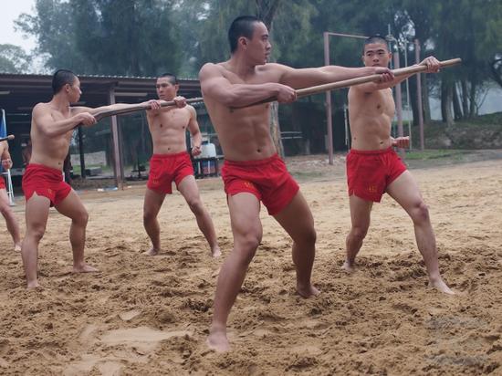 原文配图：台湾特种部队只穿红内裤训练。