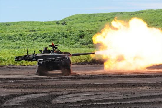 资料图:日本10式坦克射击