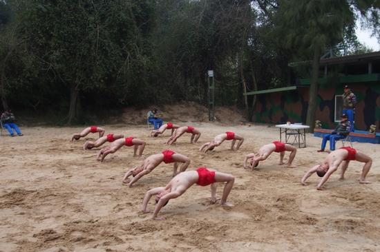 原文配图：台湾特种部队只穿红内裤训练。