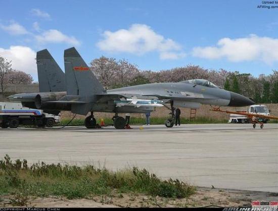 我国的 Su-27SK 改进型歼-11B，识别特征是全黑雷达罩，翼尖阶梯挂架，有些安装太行发动机