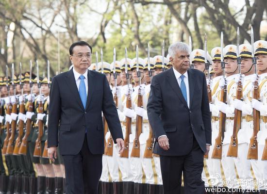 国务院总理李克强7日下午在人民大会堂东门外广场举行仪式,欢迎来华进行正式访问的斯里兰卡总理维克拉马辛哈。