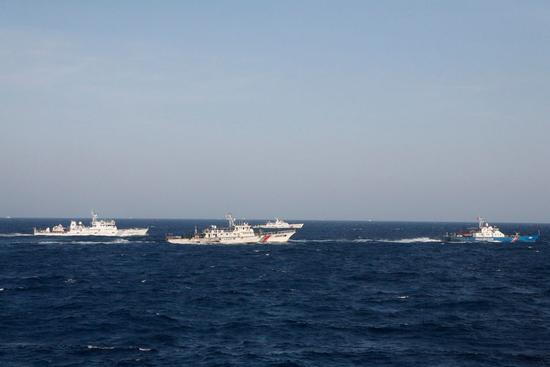 2014年5月14日，中国和越南的船只在南海画面。外交部边海司副司长易先良说，从5月3日到7日短短5天内，越南已经派出35艘各类船只对中方船只进行了171次主动的冲撞。中方在现场的只有公务船和作业的民船，也就是民用船只。而越南方面出动的船只中包括了多艘武装船。在吹风会上，中方还展示了地图，表示这个钻井作业的地点距离中国的三沙市管辖的中建岛17海里，距离越南的海岸150海里。据了解，事发海域完全在中国主权范围之内，中国的船只早在十年前就已经在这个海域进行作业。