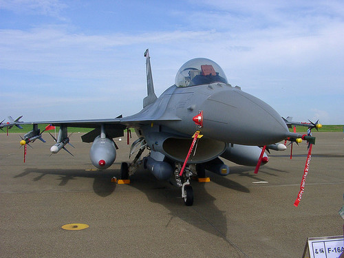 F-16是台湾地区空军目前的主力，注意它配备有昼夜低空突防吊舱