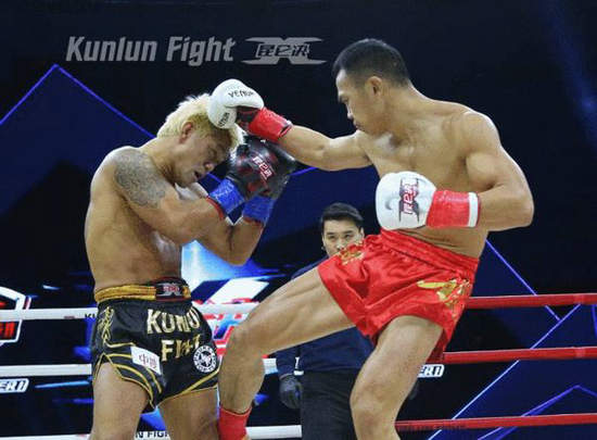 图为比赛瞬间。