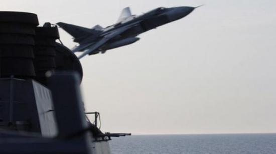 俄战机超近距离飞过美国军舰