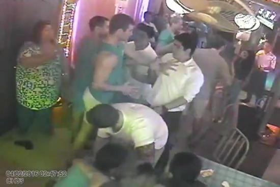 美国大兵与当地警察在酒吧群殴