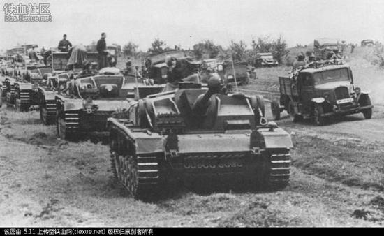 图为进攻苏联的德军装甲集团军纵队