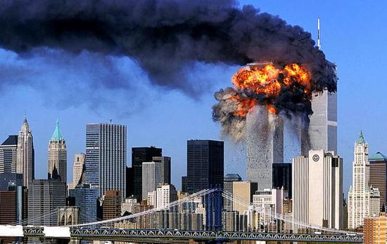 资料图:911事件世贸中心大楼被撞
