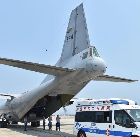 资料图：中国巡逻机救援南沙岛上重病工人