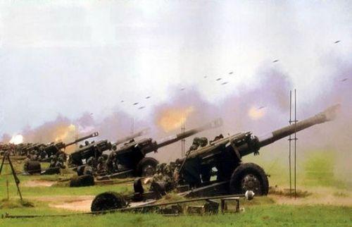中国的152毫米榴弹炮炮群开火瞬间