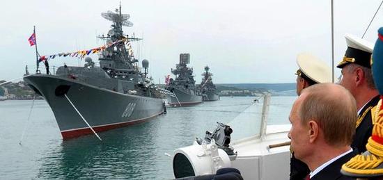 资料图：普京在克里米亚行动结束后检阅黑海舰队