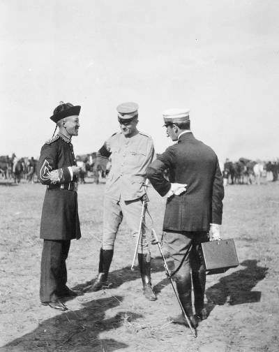 1906年新军河南彰德秋操时,外国军官在品评中国军官的新型欧式军礼服。【澳大利亚】莫理循摄