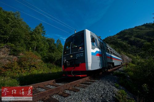 资料图:一辆列车行驶在西伯利亚铁路环贝加尔湖段。