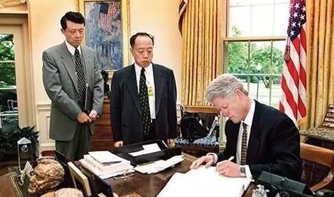 克林顿沉默片刻,在吊唁簿上写下了一句话:“对死难者表示深切的哀悼,对其家属和中国人民表示真诚的歉意。”