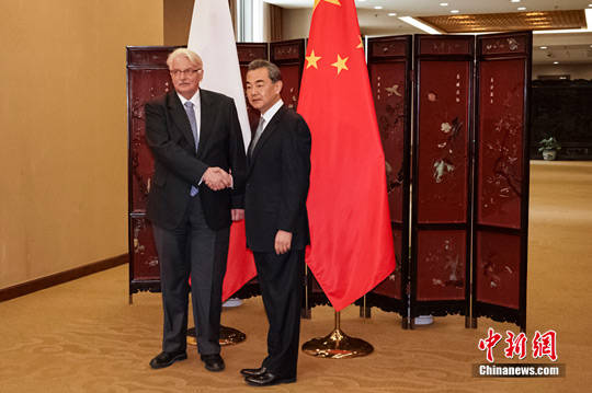 4月26日，中国外交部长王毅在北京与来华访问的波兰外长瓦什奇科夫斯基举行会谈。中新社记者 熊然 摄