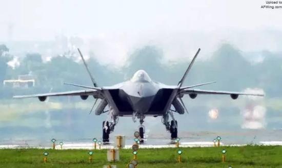 歼-20不仅有尖锐的侧脊，还有全动鸭翼增强涡升力