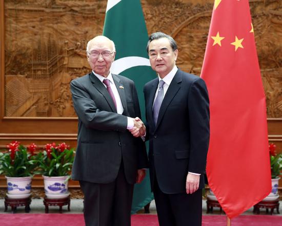 4月27日，王毅在京会见来华出席亚洲相互协作与信任措施会议第五次外长会议的巴基斯坦总理外事顾问阿齐兹。阿齐兹表示，巴方完全理解和支持中方在南海问题上的立场和做法。