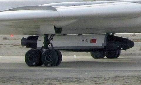 一架未经证实的中国空天飞机模型挂载于轰-6上