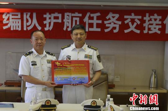 中国海军第二十二批护航编队与第二十三批护航编队进行任务交接