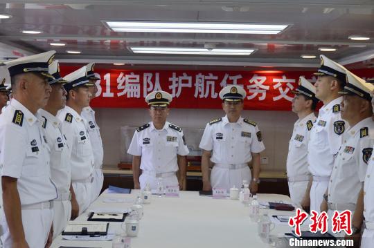 中国海军第二十二批护航编队与第二十三批护航编队交接仪式在军歌声中开始