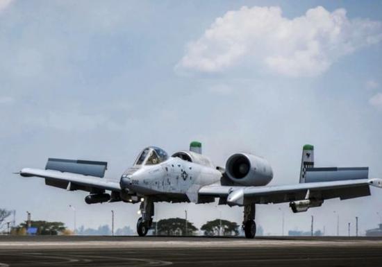 资料图片:4月27日,美军A-10攻击机在菲律宾克拉克空军基地着陆。(图片来源于网络)